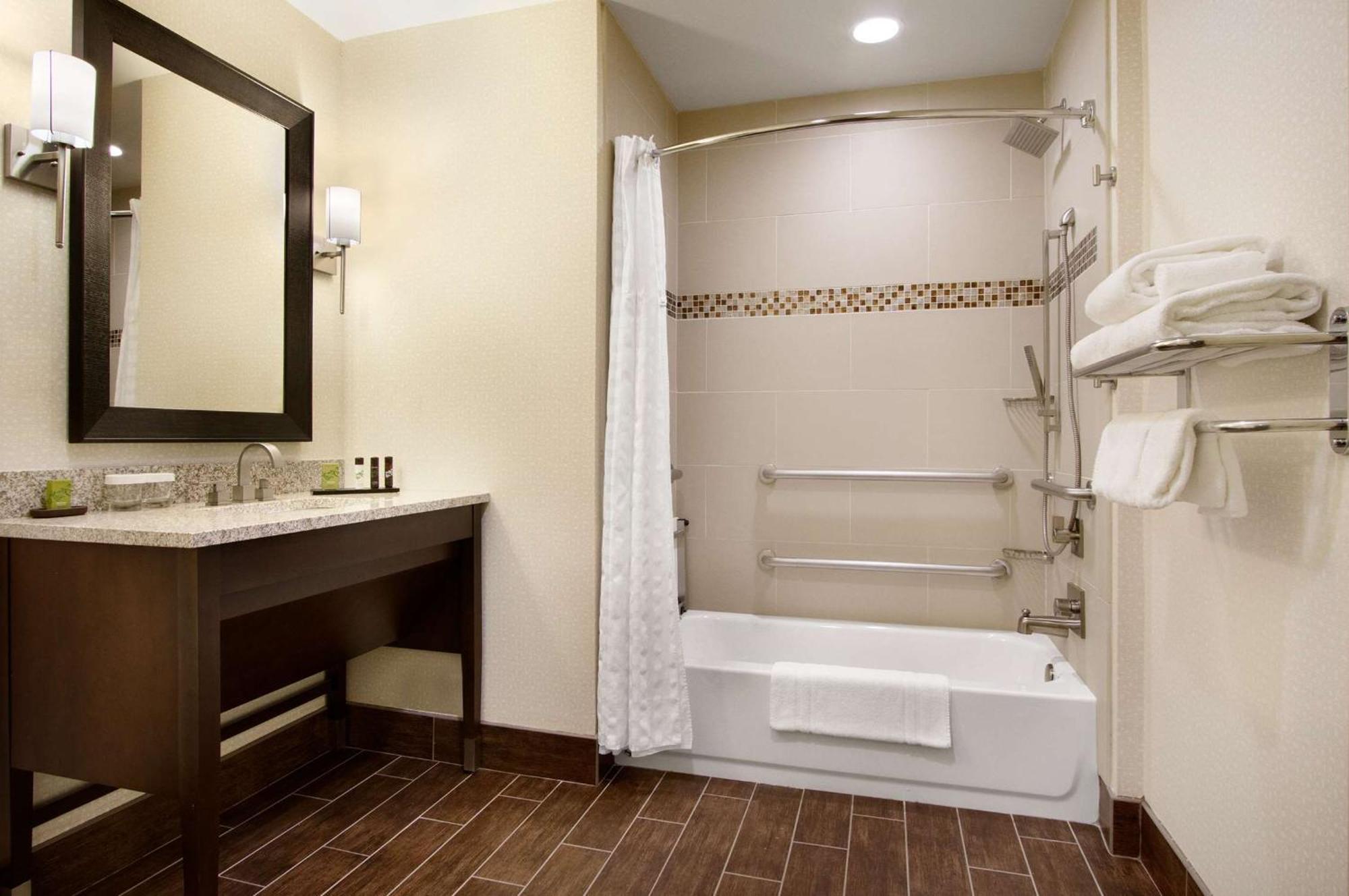 King Suite Accessible Tub Mobility Hearing Access or Non-Smoking,1498761253:JPEG