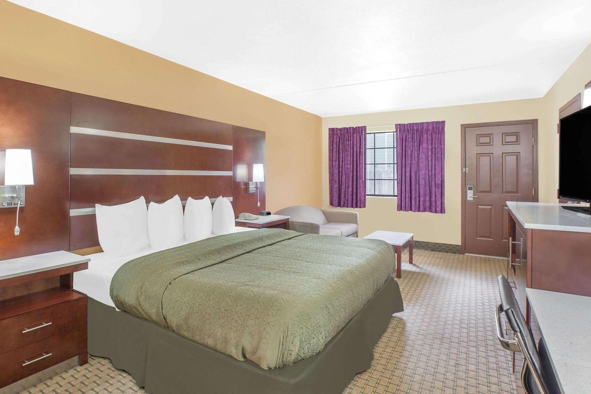 1 King Bed Suite Non Smoking,1281281734:JPEG