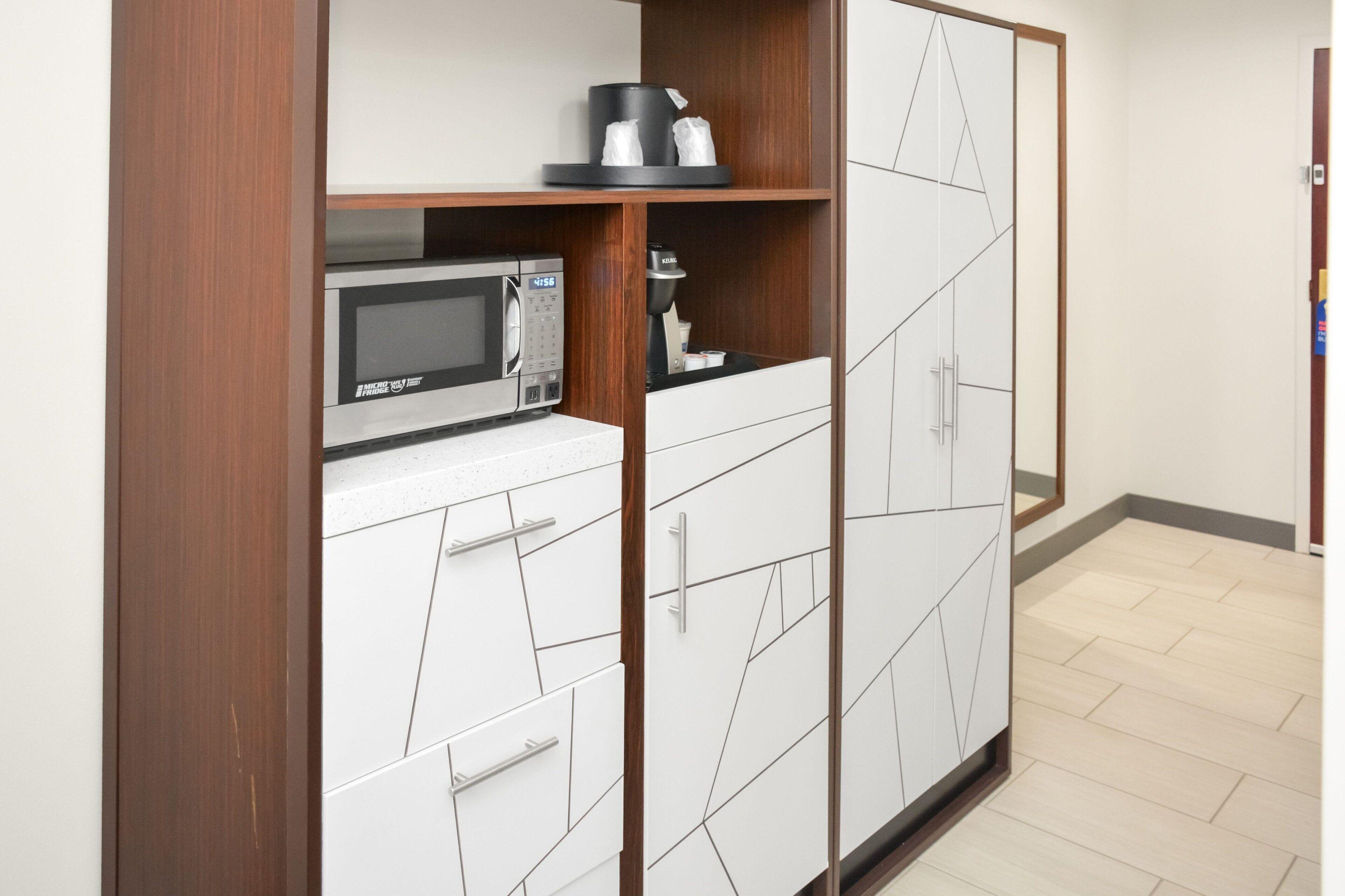 One-Bedroom King Suite with Sofa Bed and Whirlpool,1612966710:JPEG
